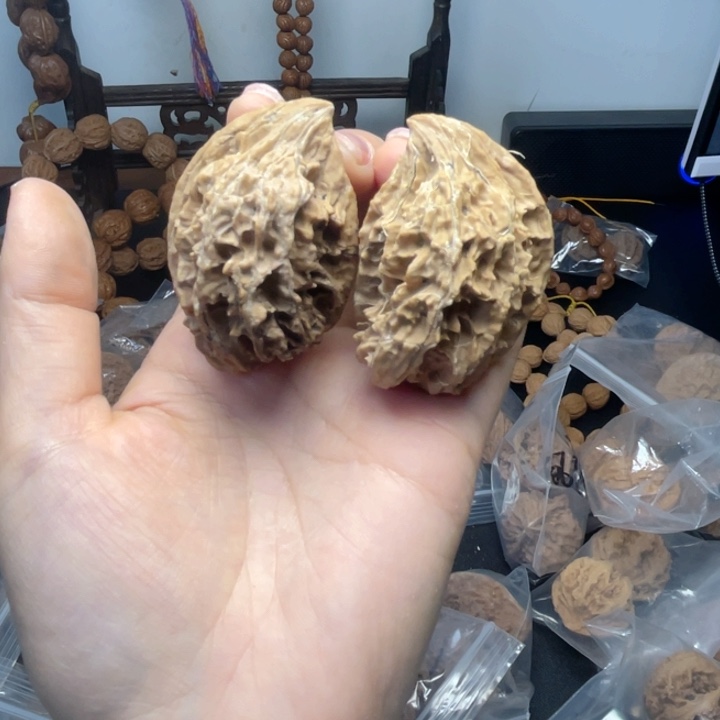 文玩核桃把件秦岭鸡心半壁江山37