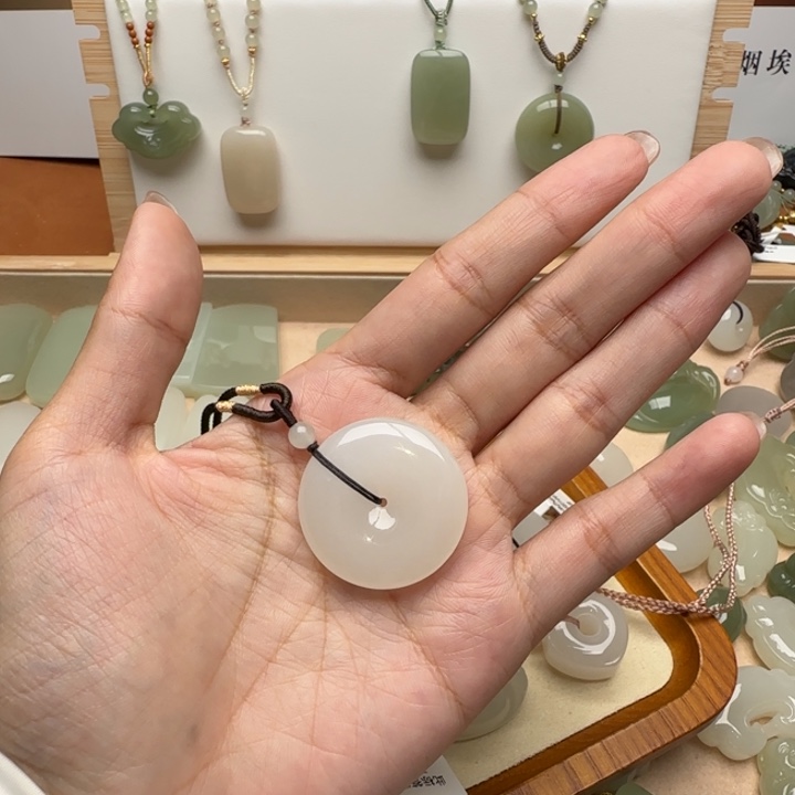 小***满颈饰未镶嵌和田玉