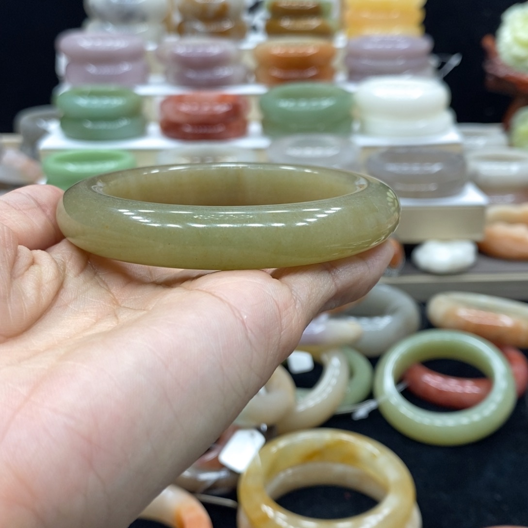 石英岩玉未镶嵌手镯