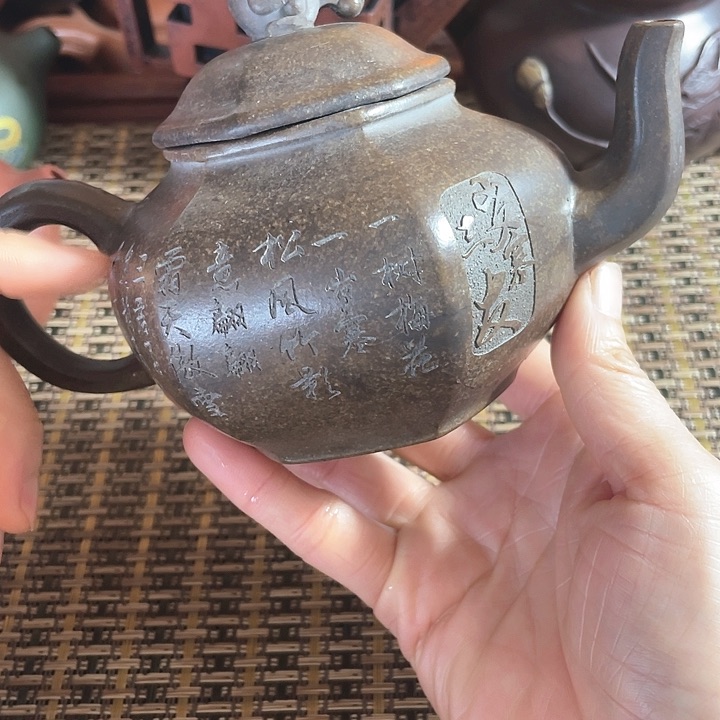 紫砂茶壶原矿泥料手工制作的紫砂壶。