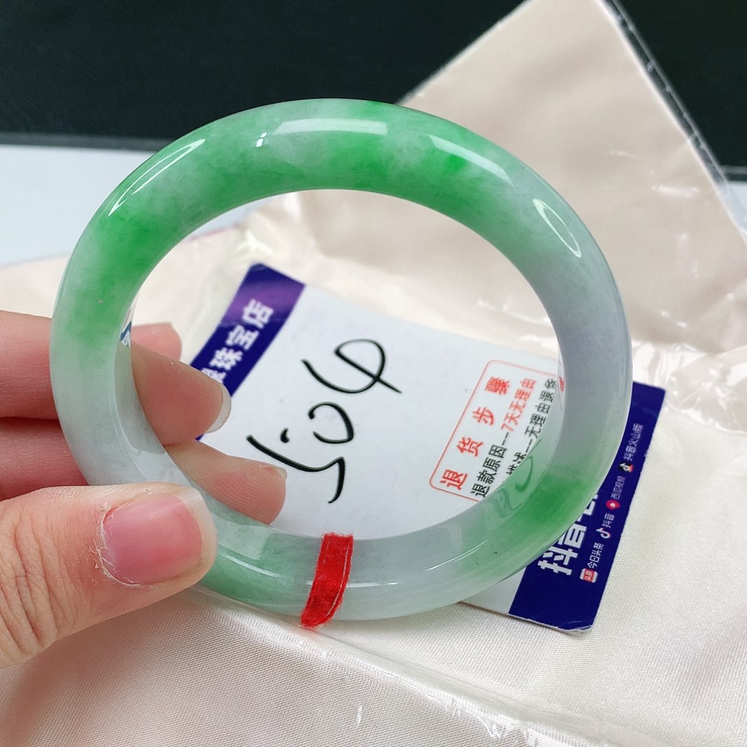 翡翠手镯未镶嵌翡翠