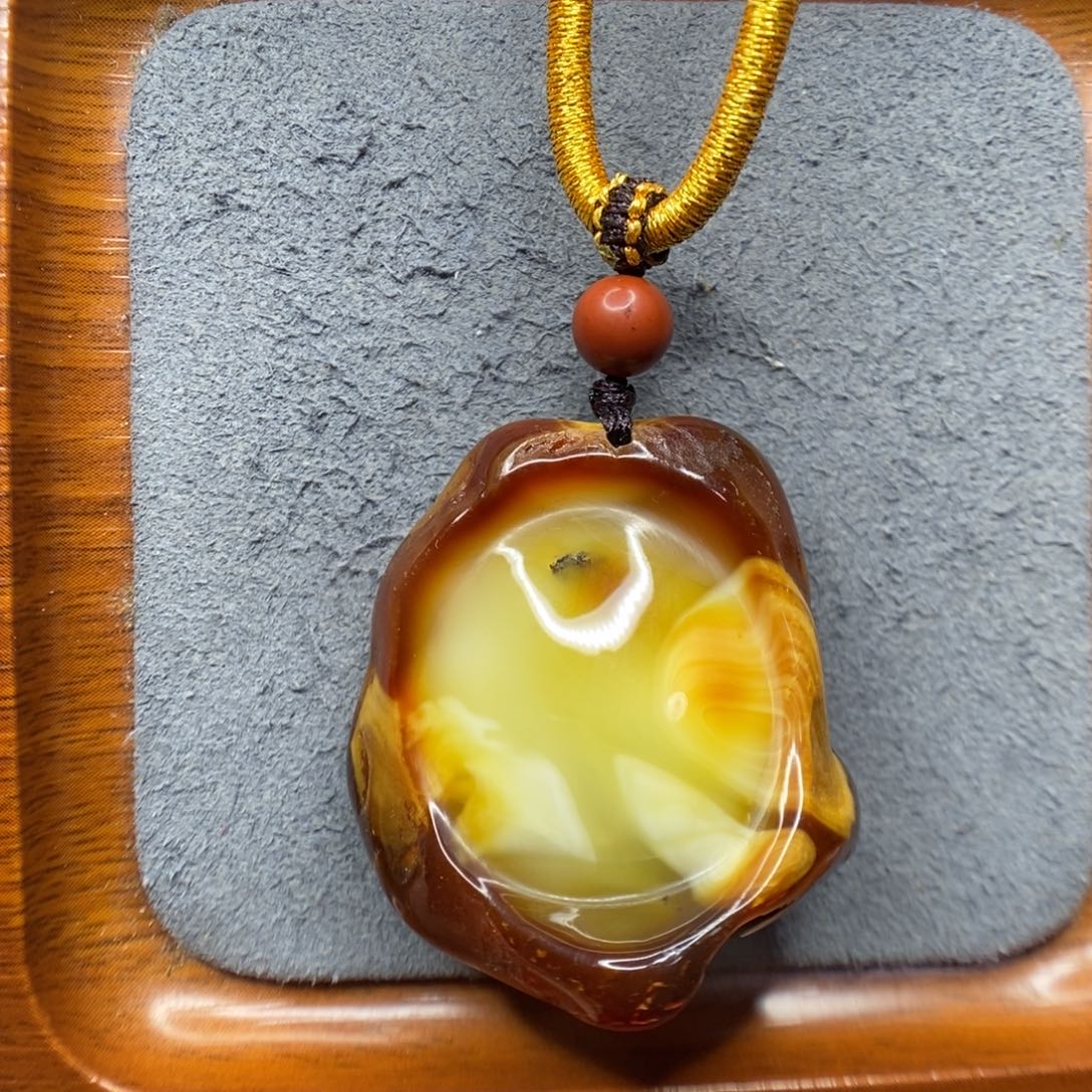 蓝***—蜜蜡未镶嵌颈饰郎