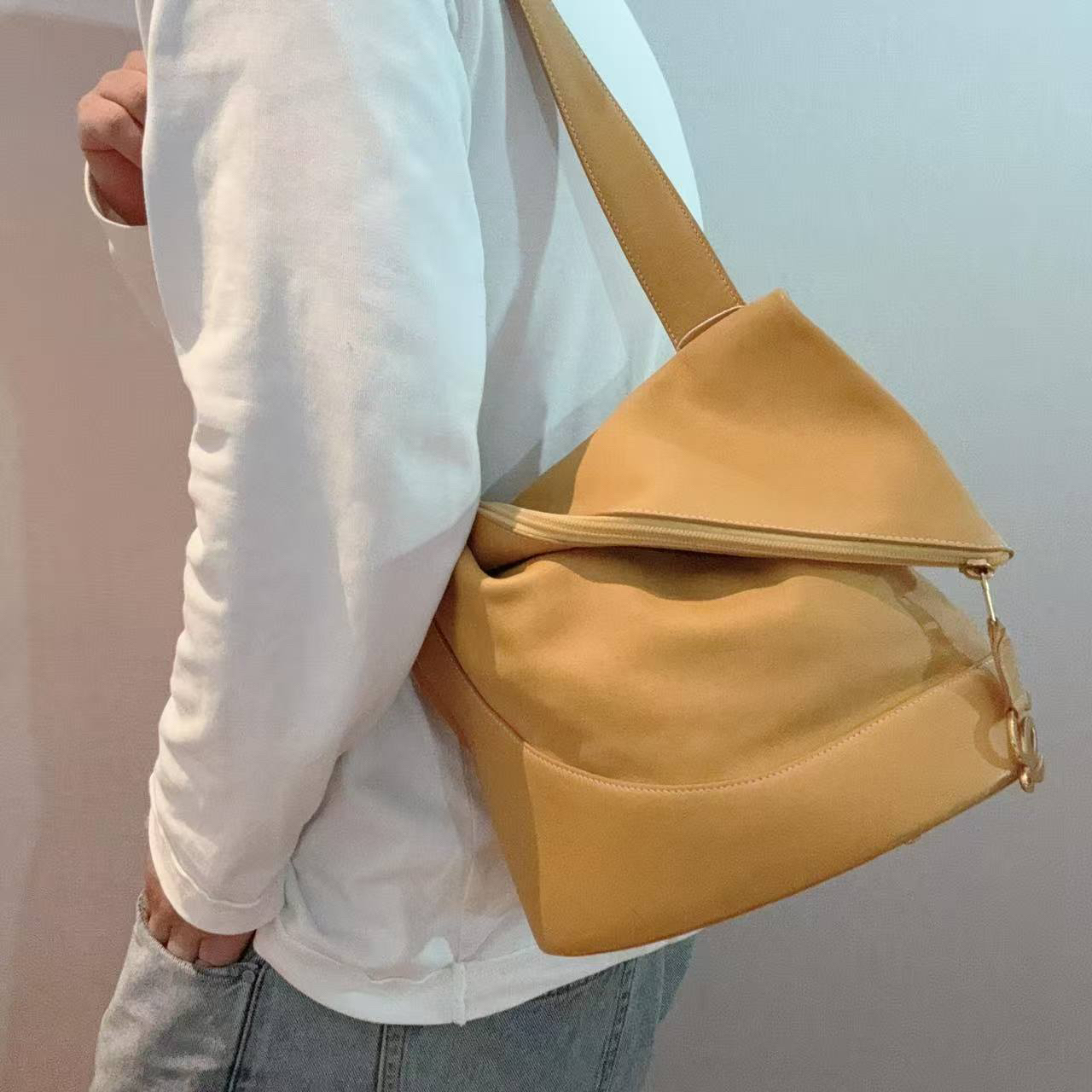 95新 LOEWE/罗意威 【冰】异形斜挎包