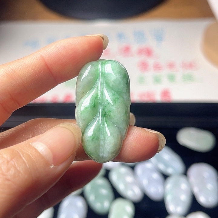 翡翠未镶嵌颈饰叶子