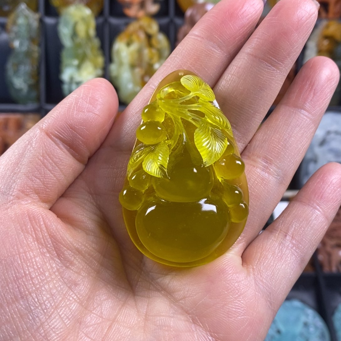 蛇纹石玉颈饰合金梵**页