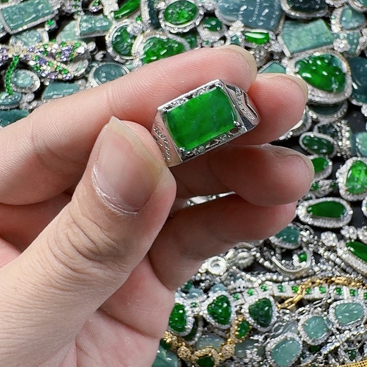 翡翠颈饰未镶嵌天然A货翡翠放漏