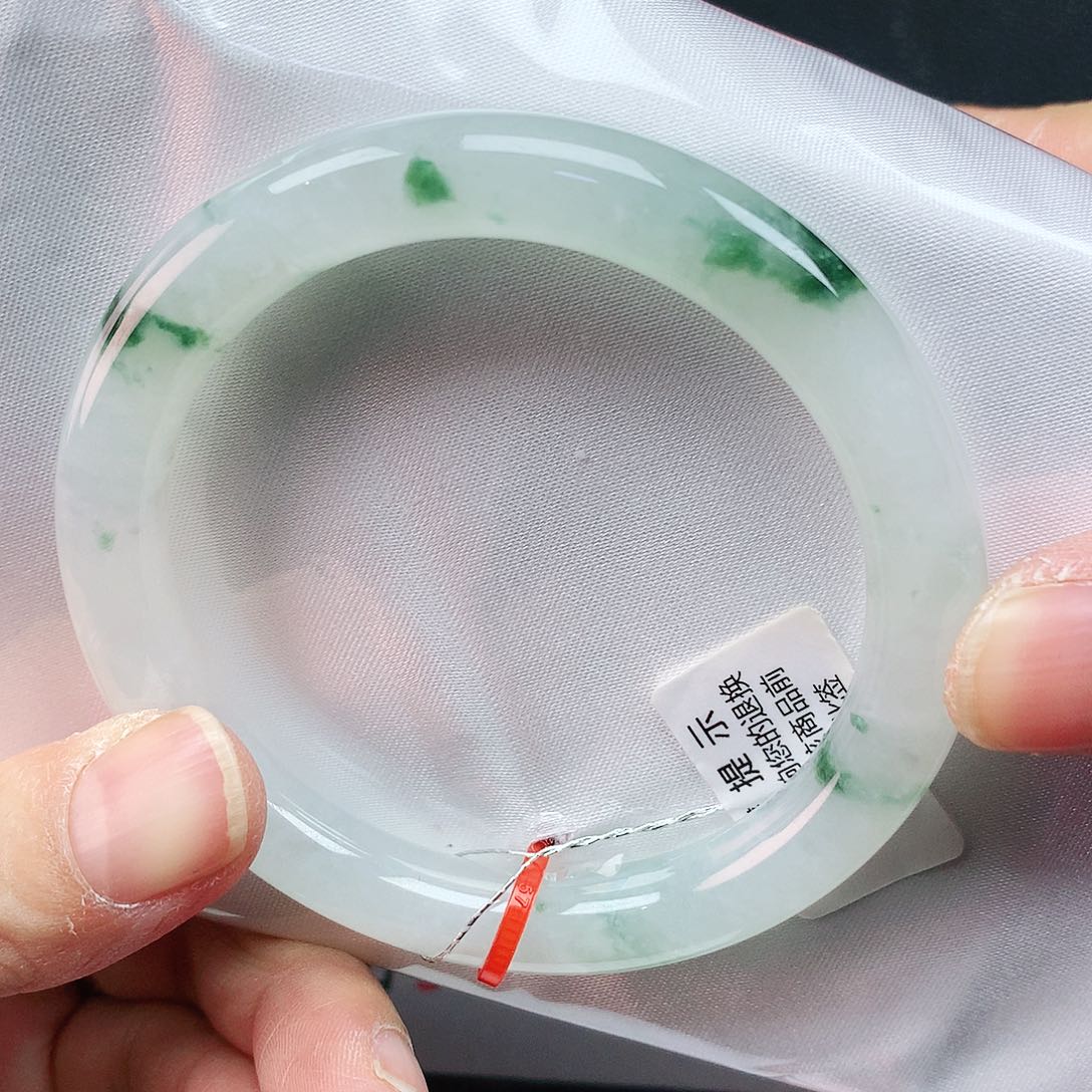 翡翠手镯未镶嵌54圈