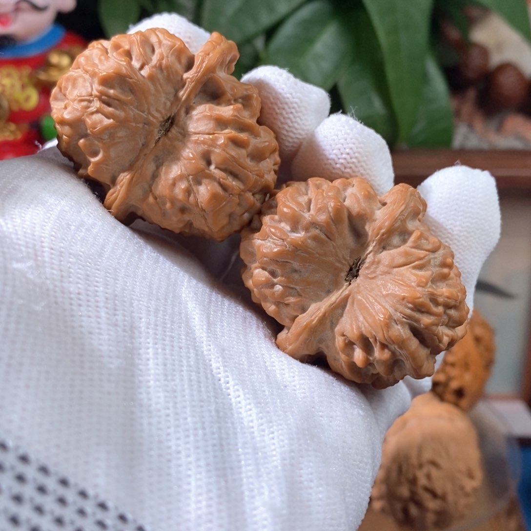 文玩核桃吊坠金锭