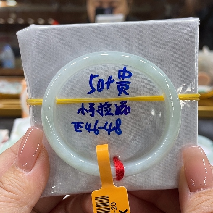 翡翠手镯未镶嵌翡翠