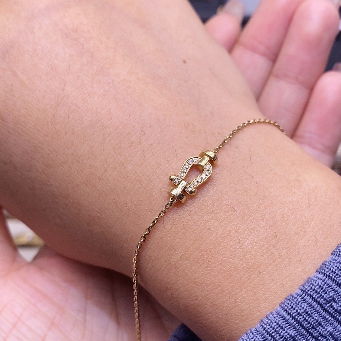 钻石手链18K金镶嵌k黄小马蹄手链