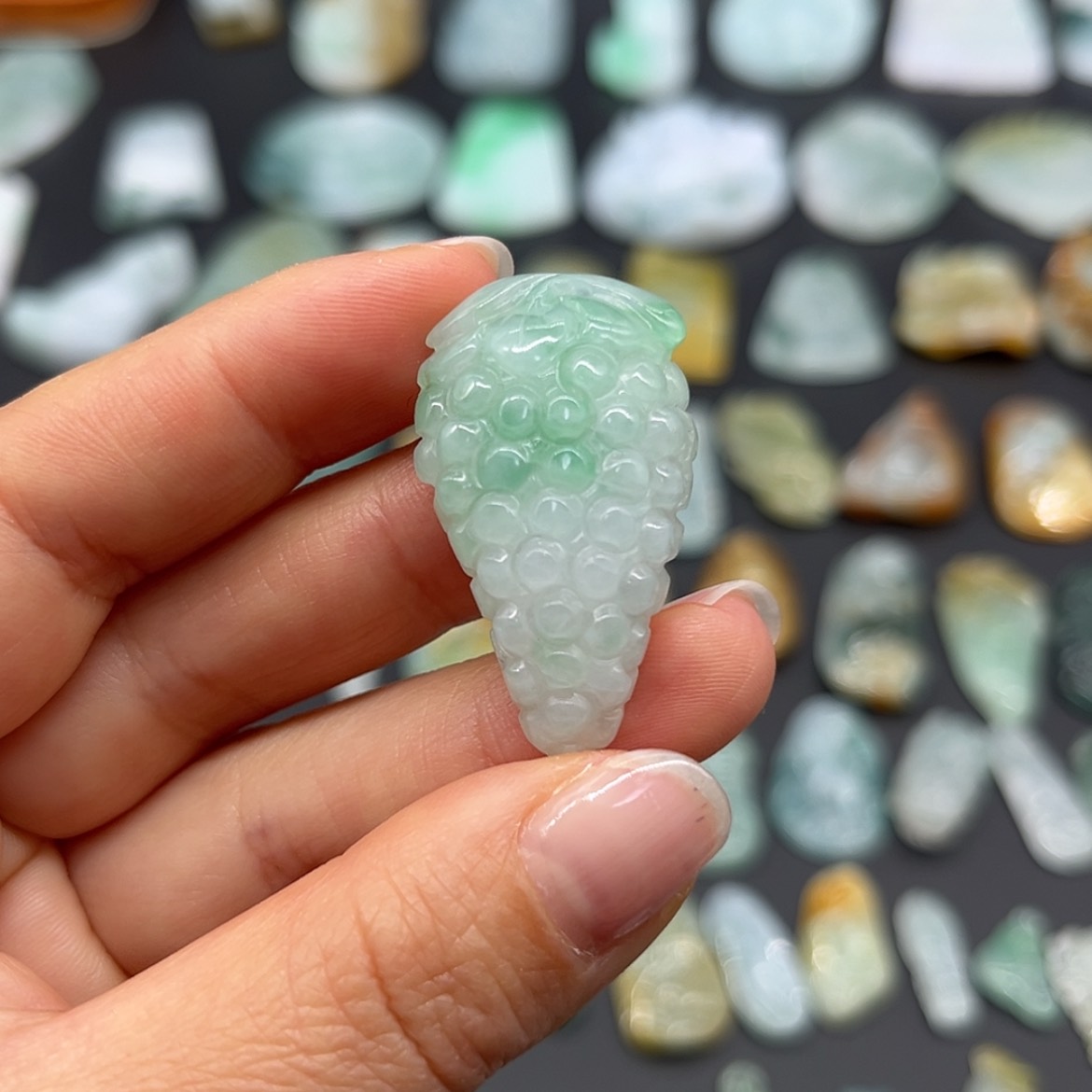 【闪购商品】翡翠颈饰未镶嵌葡萄