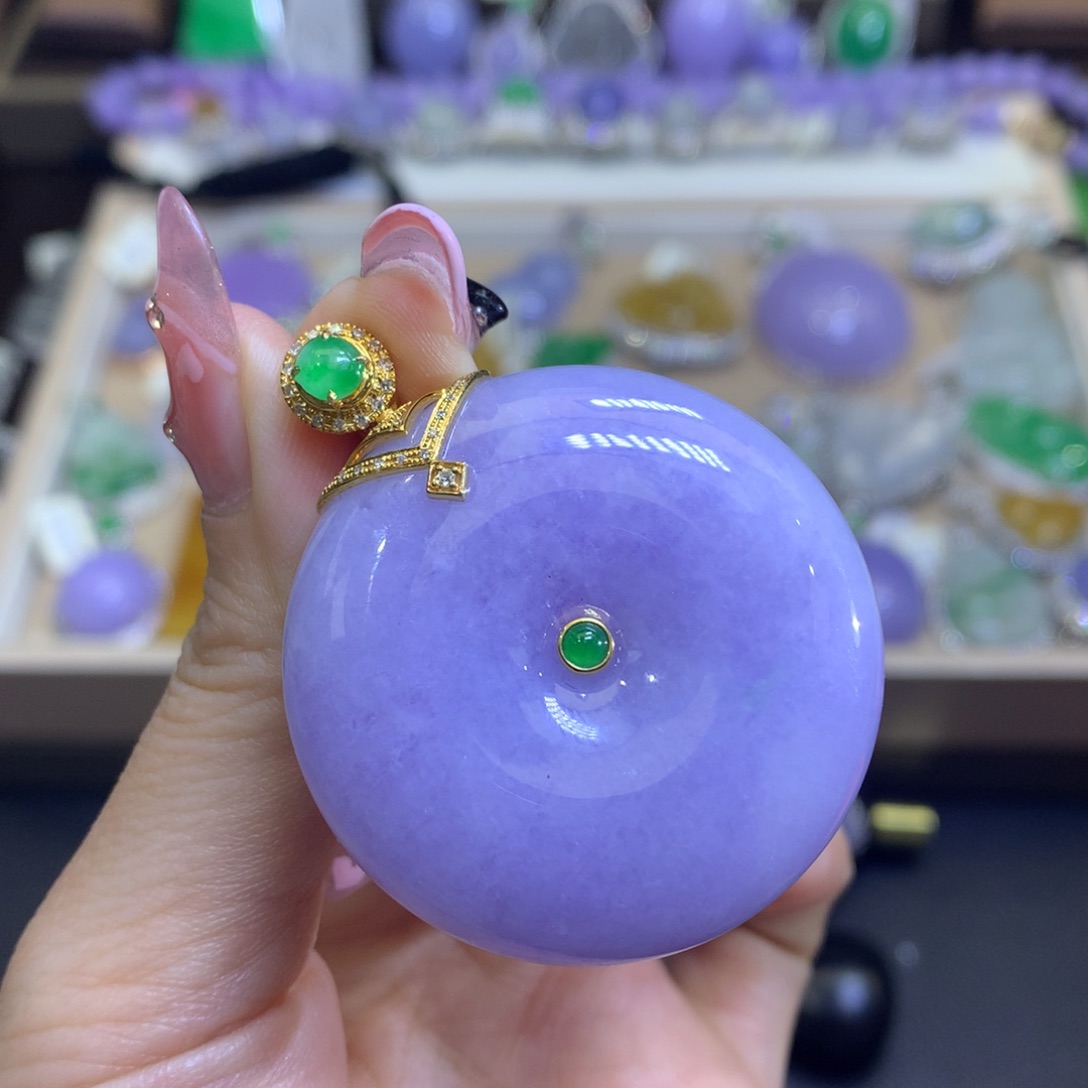 翡翠颈饰18K金镶嵌是***?翡翠