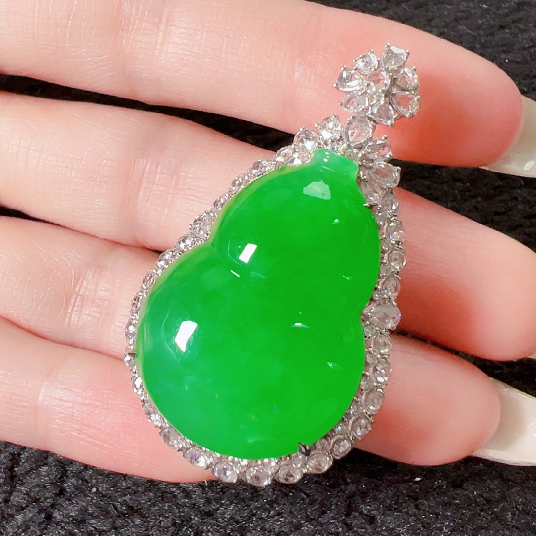 翡翠18K金镶嵌颈饰签收后24小时鉴赏期，过时不退