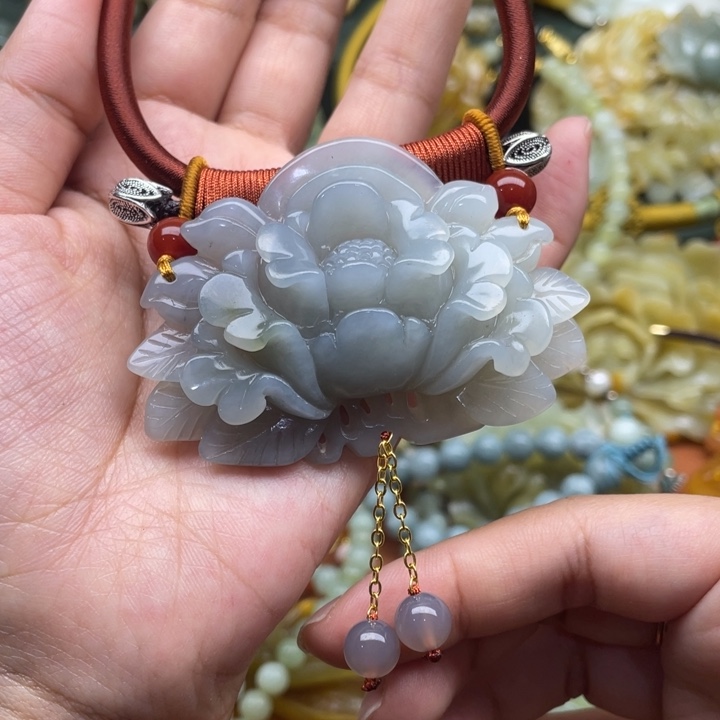 蛇纹石玉吊坠合金