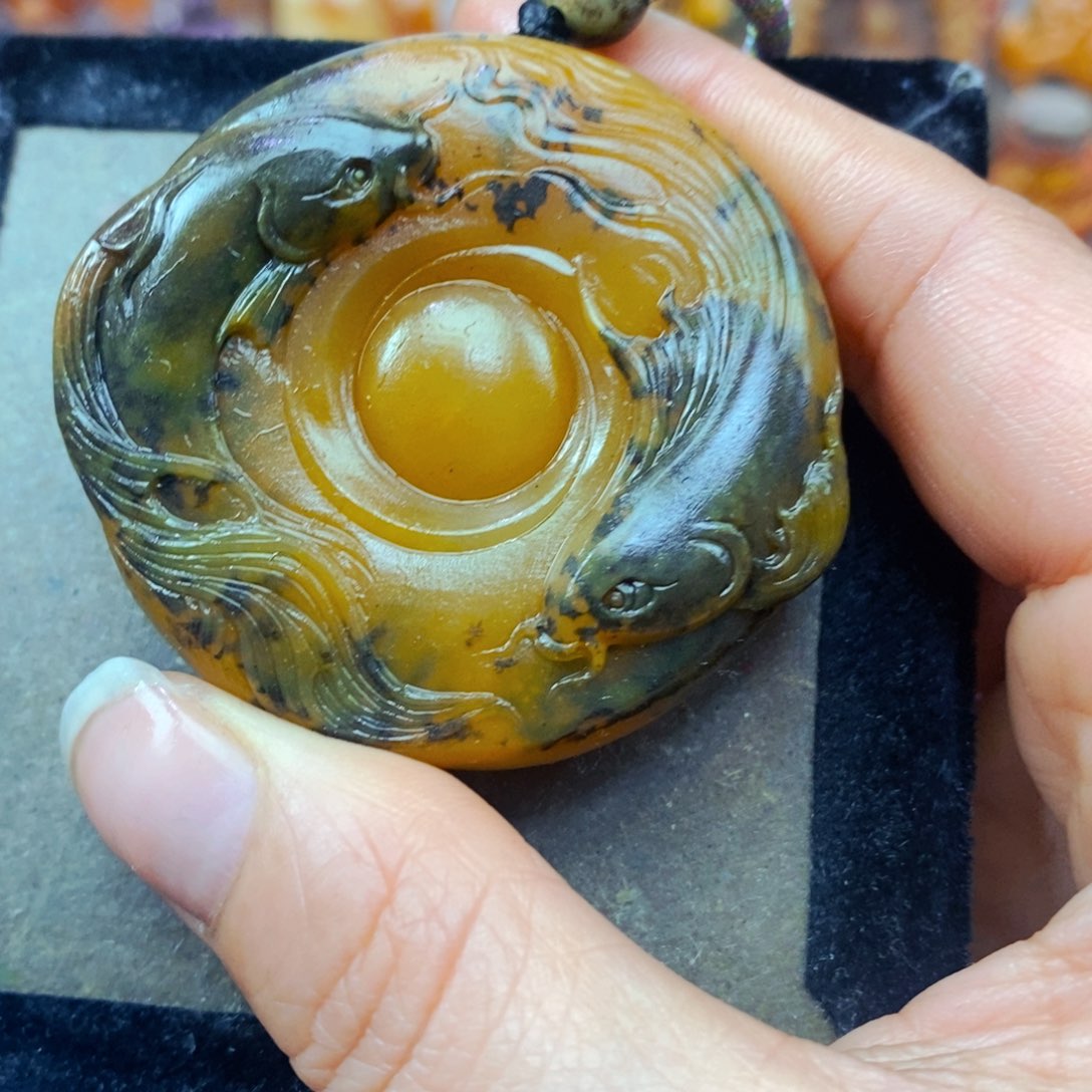 未镶嵌石英质玉（黄龙玉）颈饰