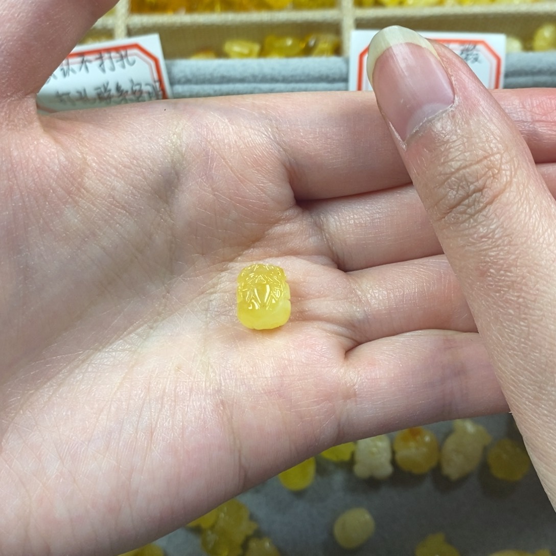 琥珀裸石未镶嵌谢*哩貔貅