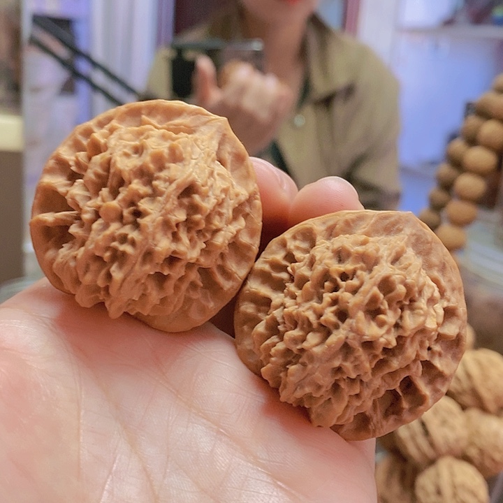 【闪购商品】文玩核桃把件41.5红皮乾隆纹