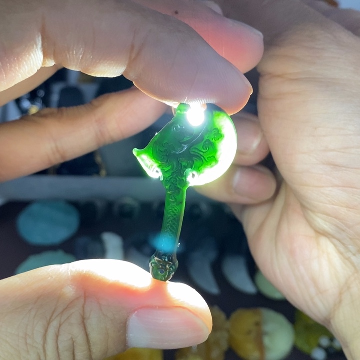 蛇纹石玉颈饰未镶嵌