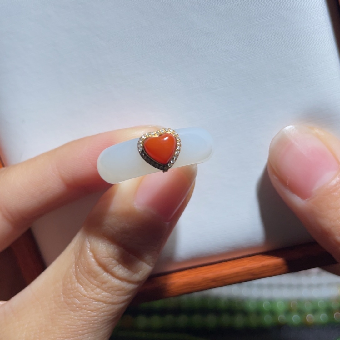 和田玉羊脂白玉戒圈配南红爱心18K金镶嵌