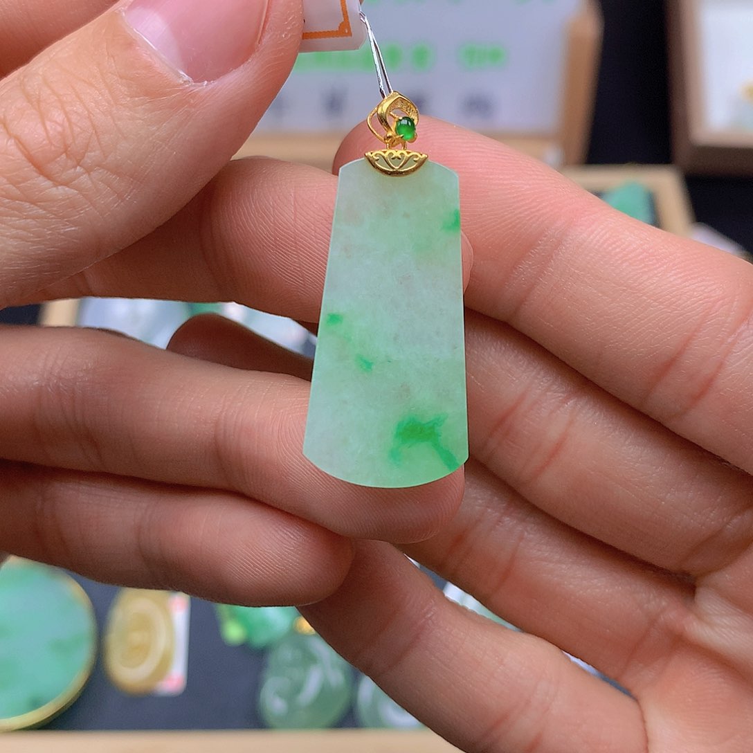 翡翠颈饰18K金镶嵌翡翠