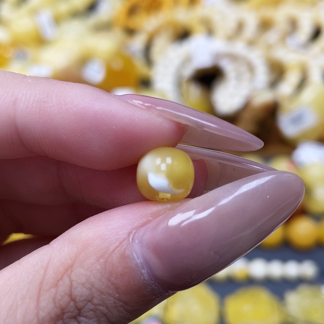 琥珀未镶嵌裸石8.9*7.8mm瓷白金溶洞老型 瑕