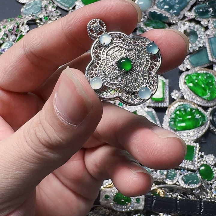 翡翠颈饰未镶嵌天然A货翡翠放漏