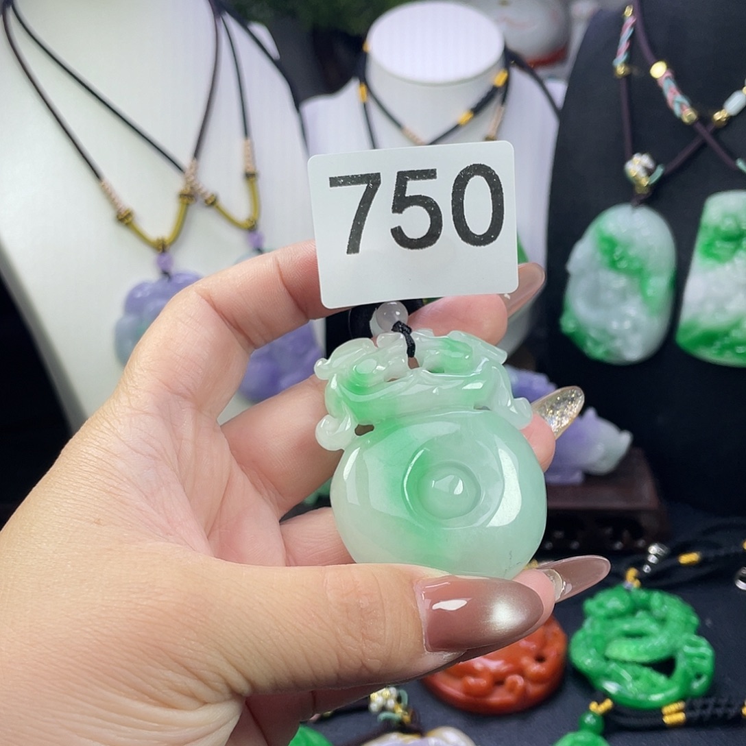 翡翠未镶嵌吊坠(赠链)