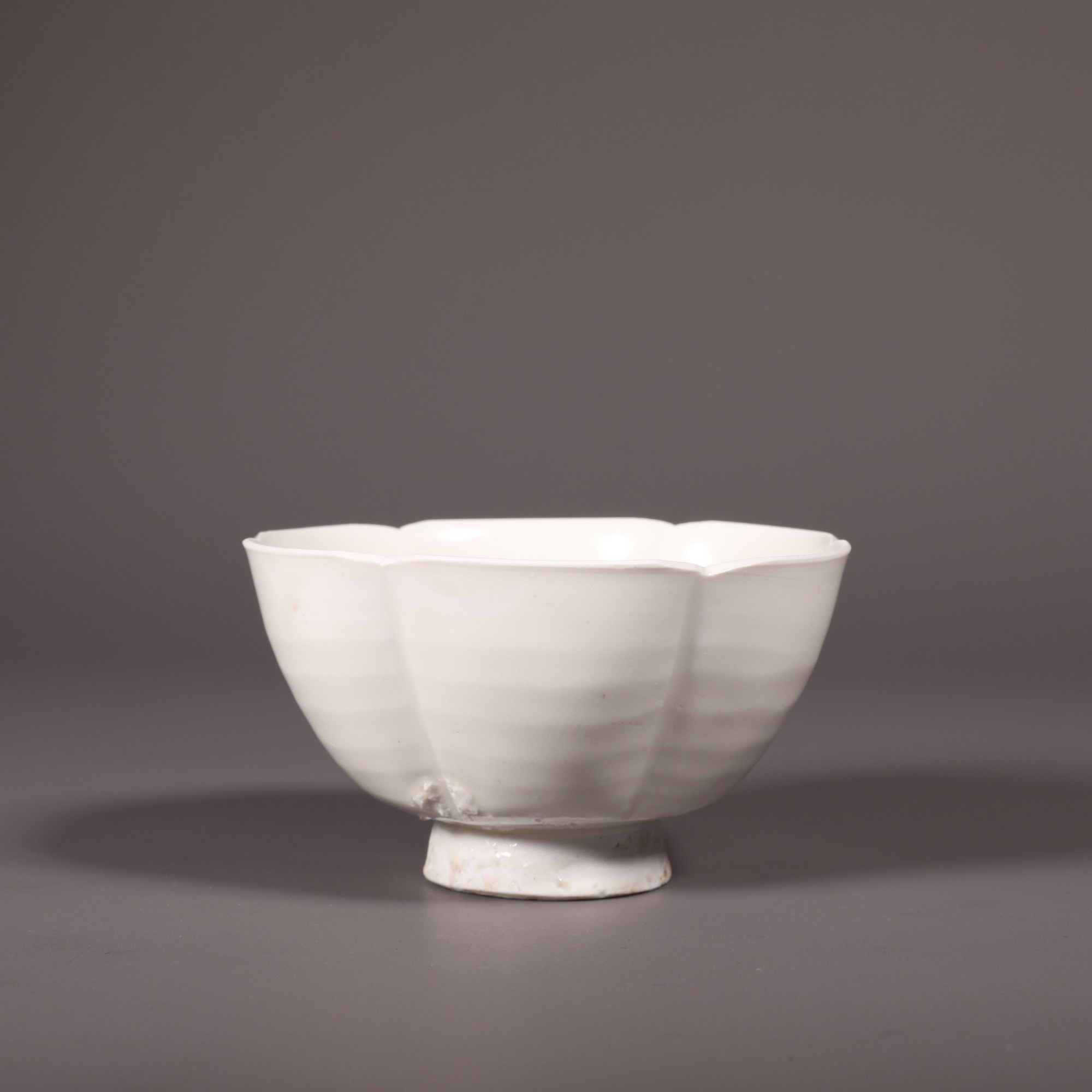 LOT012411 明 定窑白釉葵口杯