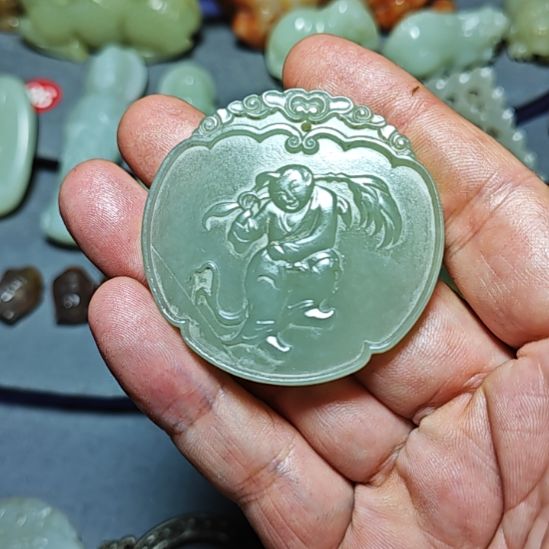 颈饰未镶嵌和田玉履**和