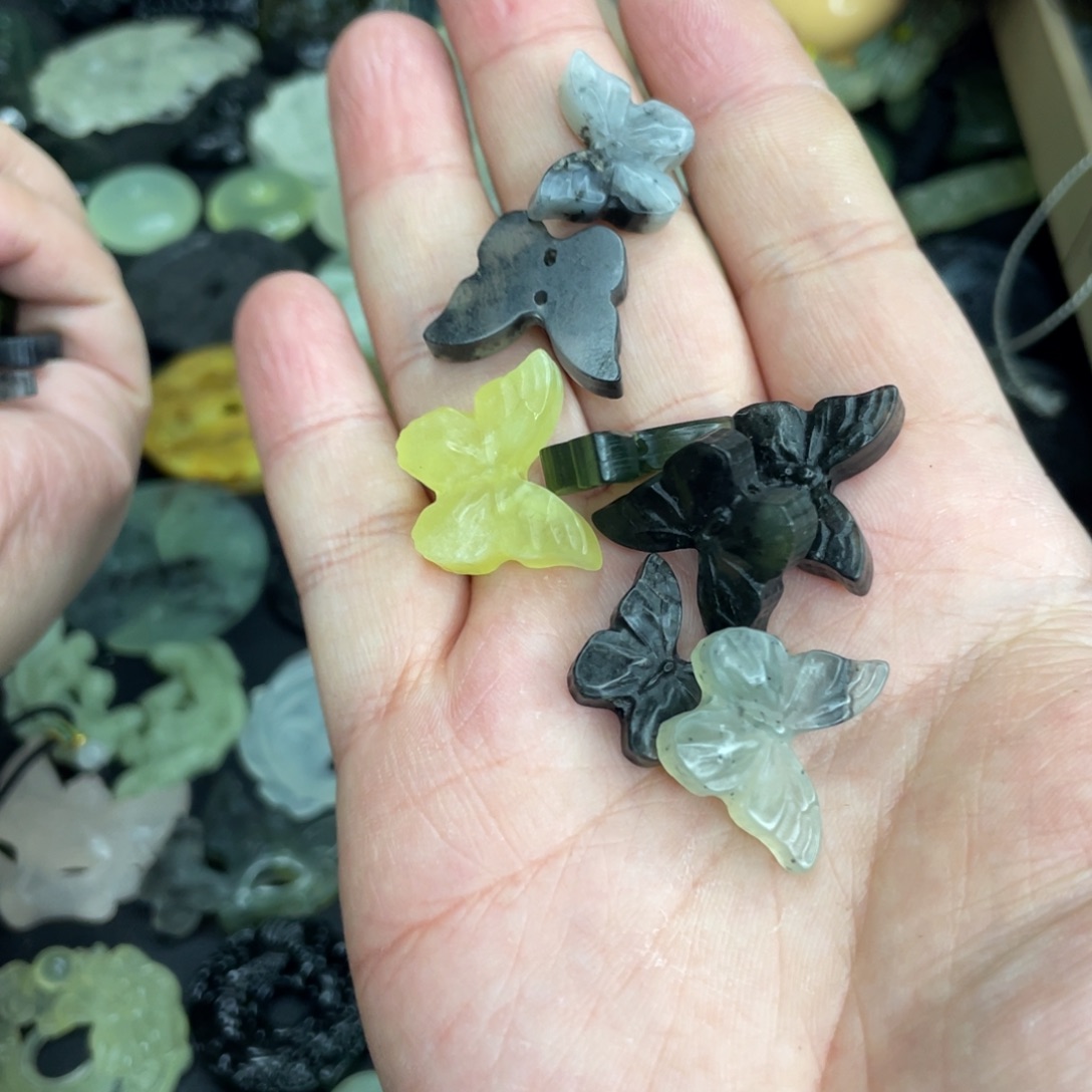 岫玉未镶嵌颈饰蝴蝶