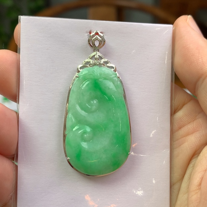 翡翠18K金镶嵌颈饰翡翠吊坠