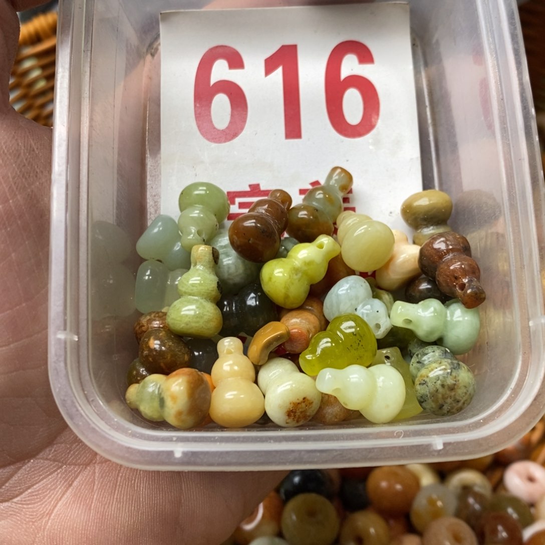 蛇纹石玉挂坠未镶嵌