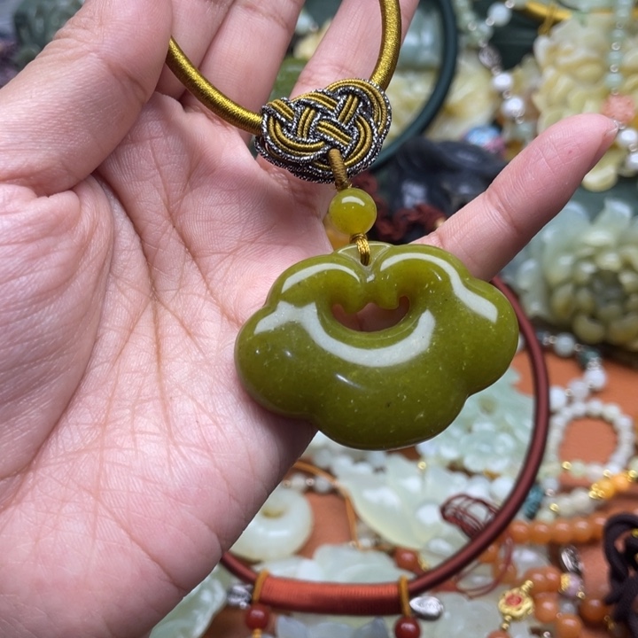 蛇纹石玉吊坠合金