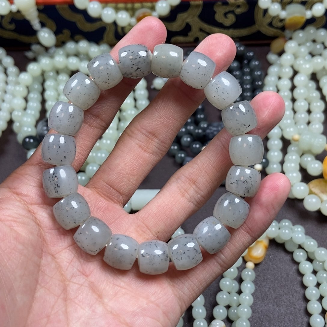 和田玉未镶嵌把件