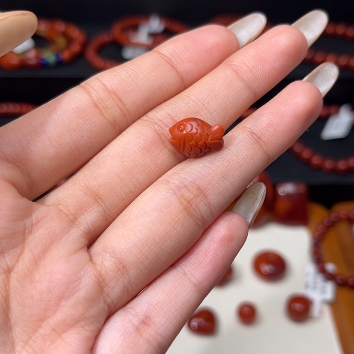 南红玛瑙未镶嵌满肉柿子红精工雕刻年年有鱼