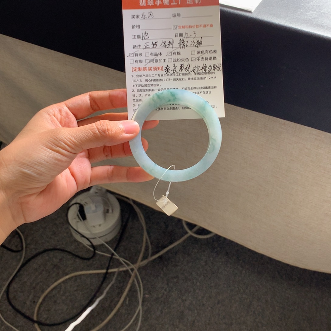 乐****定制翡翠未镶嵌翡翠手镯