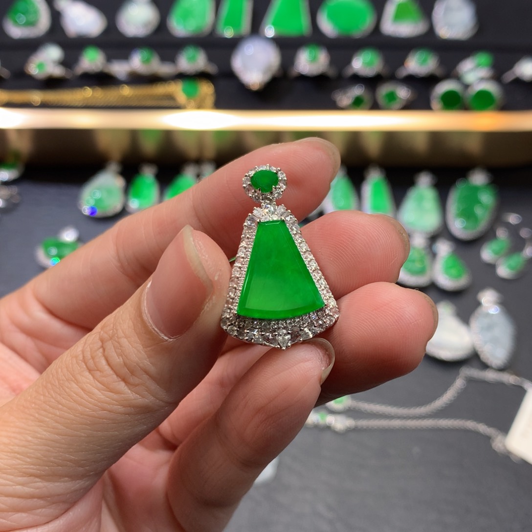 翡翠吊坠(不含链)18K金镶嵌栗*.买断价，不退不换