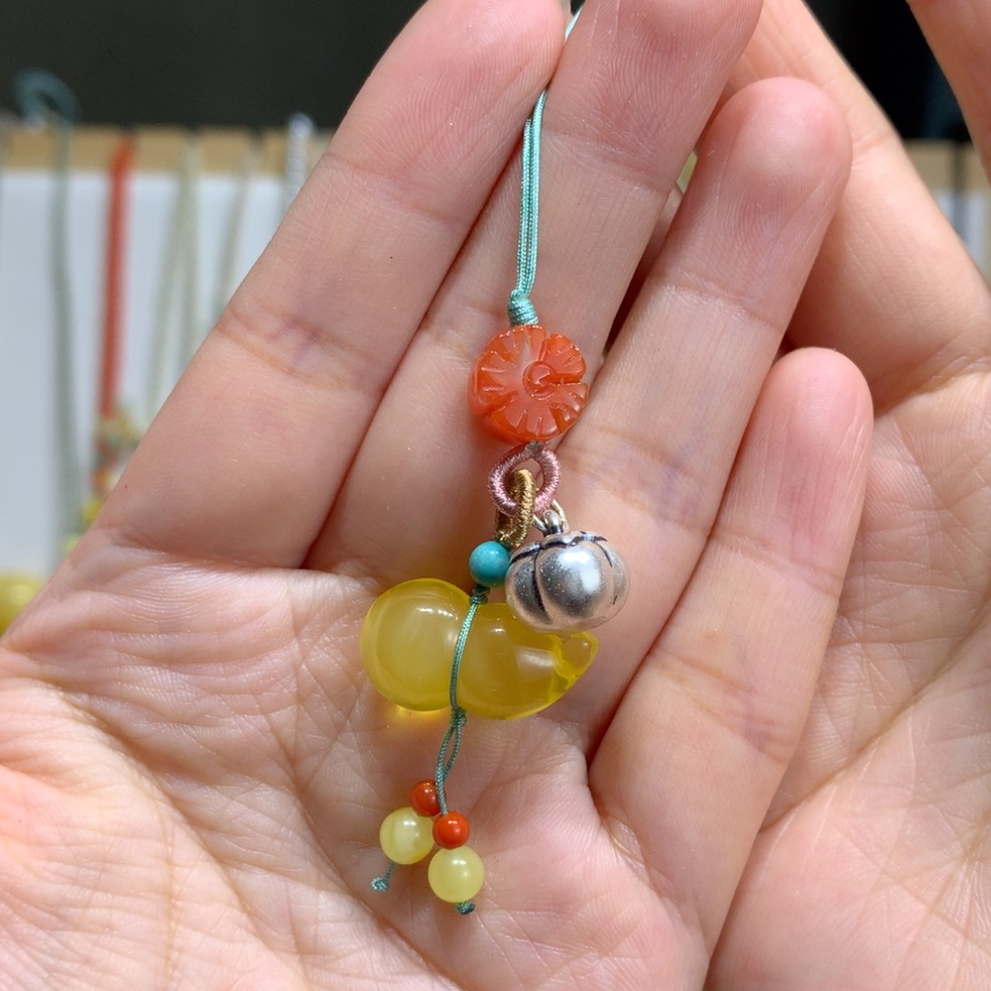 蜜蜡裸石足银镶嵌手机挂