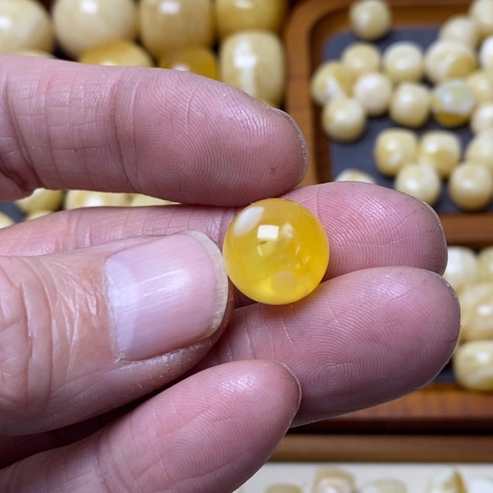 蜜蜡琥珀画未镶嵌小****吗