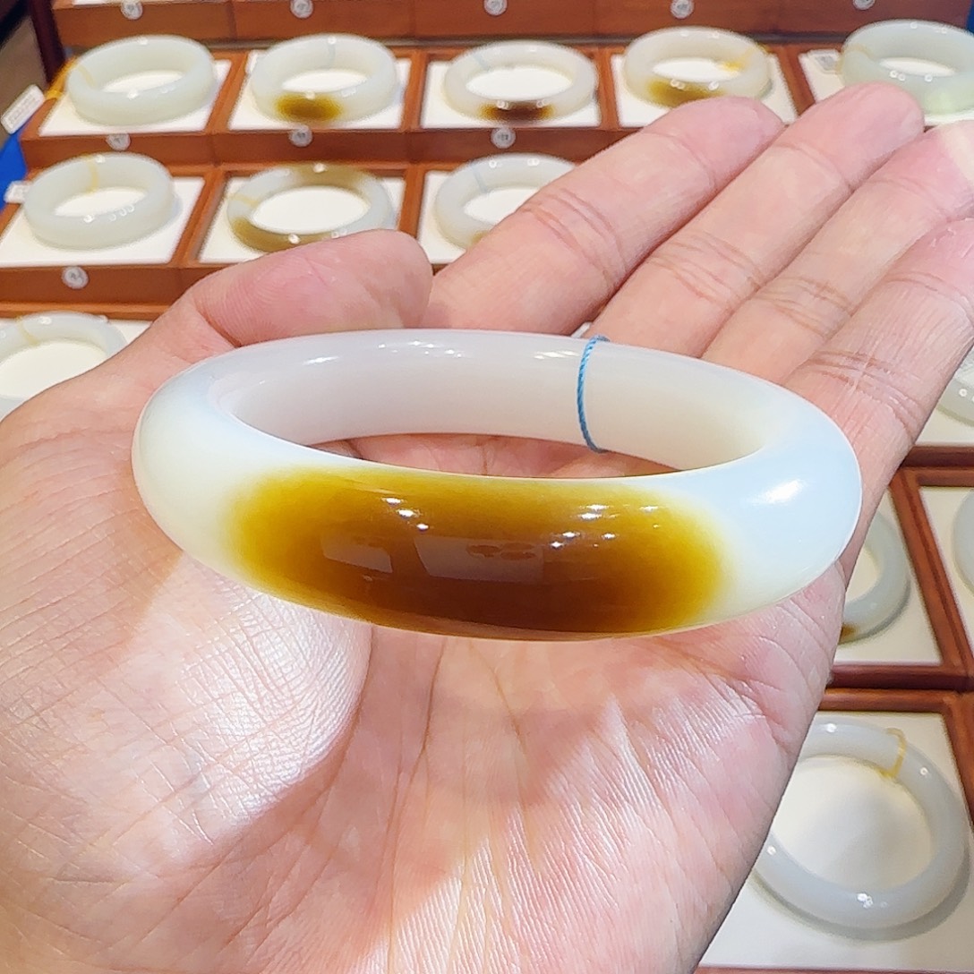 和田玉未镶嵌手镯且末传承级老红糖55 56 57