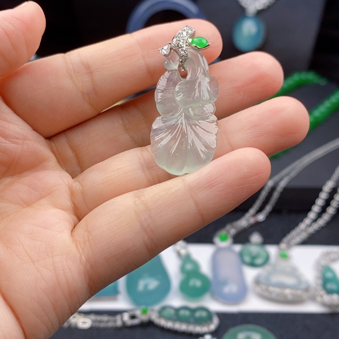 翡翠18K金镶嵌颈饰银杏叶