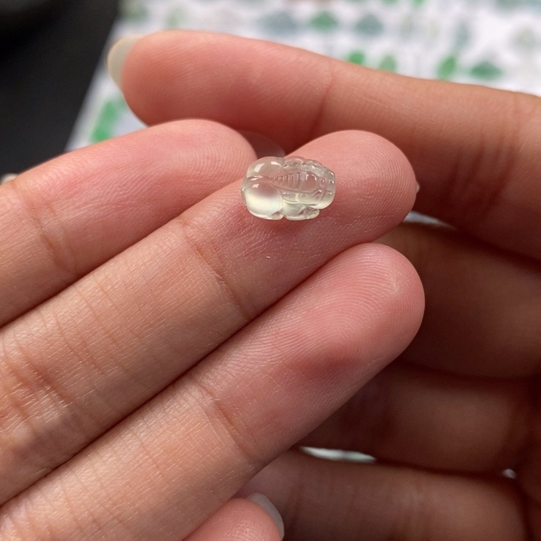 翡翠散珠晴底冰胶貔貅