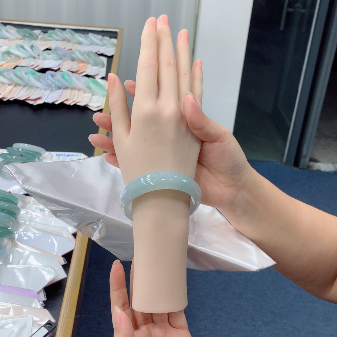 翡翠未镶嵌手镯48小时