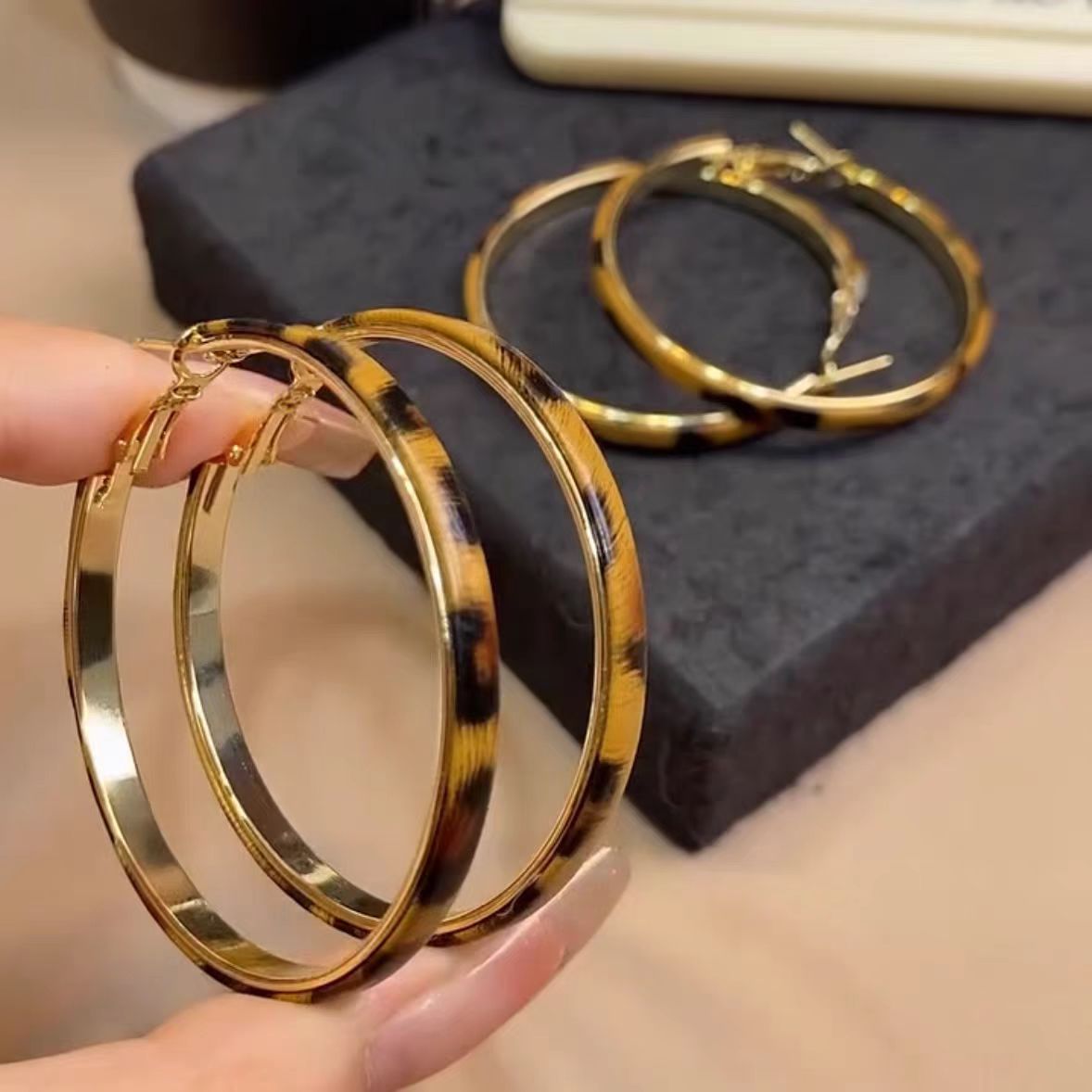 时尚豹纹耳圈皮质大圆圈耳环百搭气质夸张银针高级感冷淡风耳饰