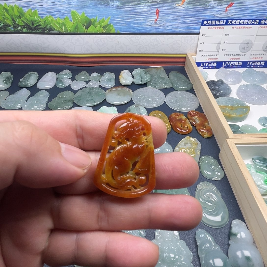 翡翠未镶嵌颈饰麒麟