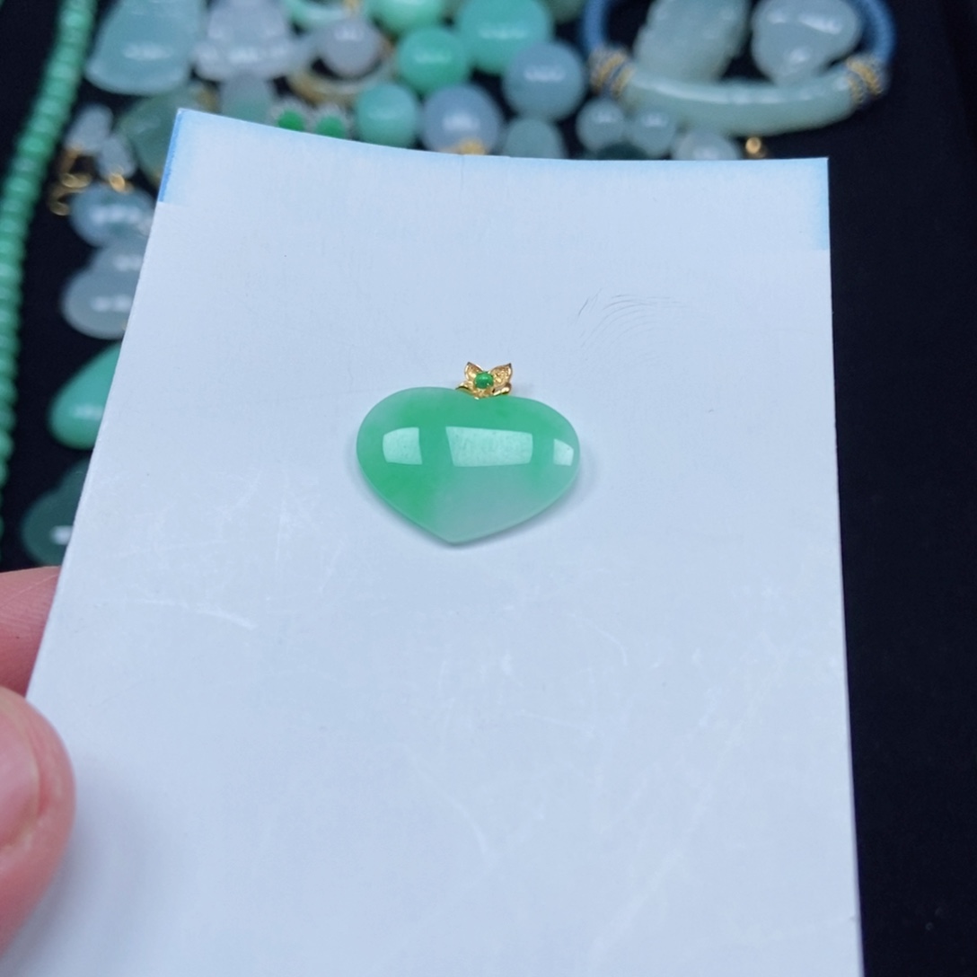 琴***子翡翠未镶嵌颈饰桃心