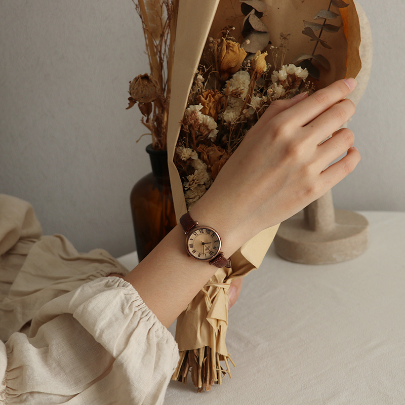 鹿娜RUNE新款复古美拉德简约小众精致女士手表防水石英真皮腕表