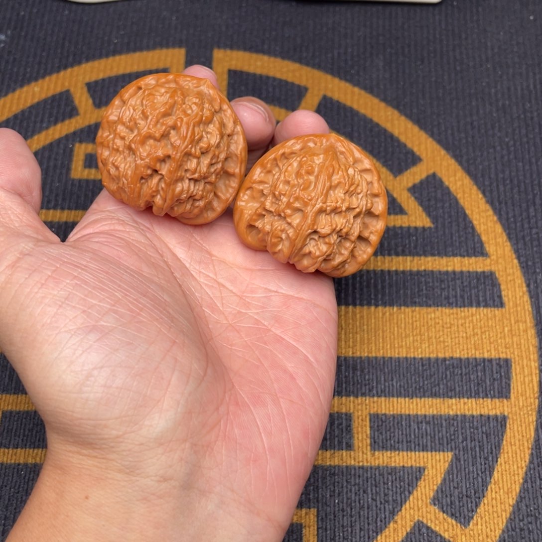 ****来文玩核桃吊坠白狮子