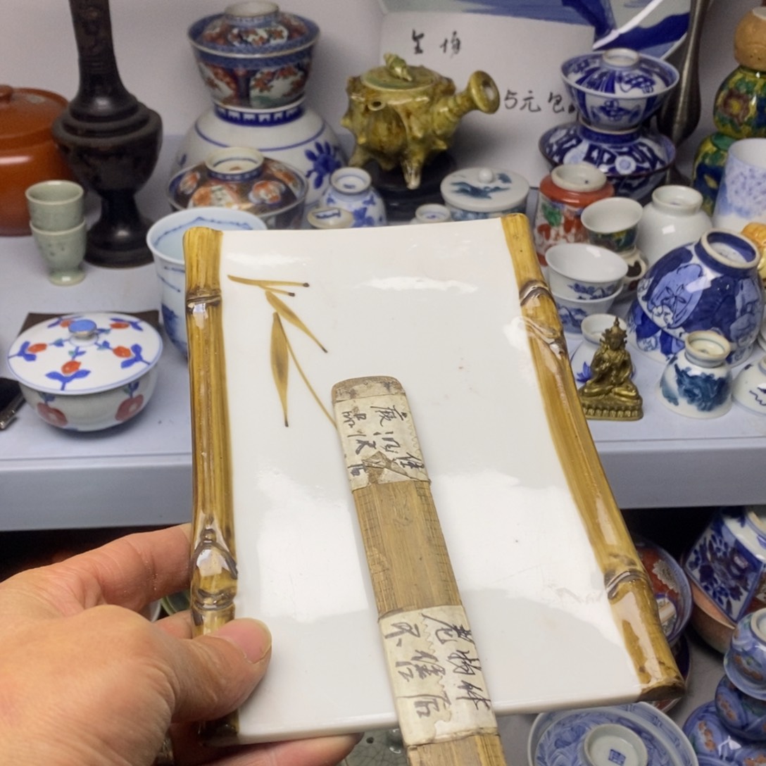 瓷片一点多去看我们宿舍楼下有人