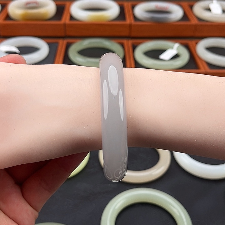 和田玉未镶嵌手镯